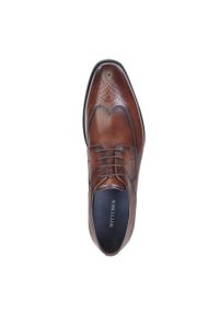 Wittchen - Męskie buty derby z nowoczesnymi przeszyciami. Nosek buta: otwarty. Kolor: brązowy. Materiał: skóra. Wzór: ażurowy, aplikacja. Styl: klasyczny #2