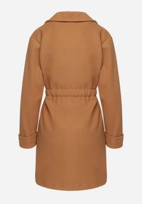 Born2be - Brązowy Płaszcz o Szlafrokowym Kroju z Marszczeniem w Talii i Wiązanym Paskiem Sartissa. Okazja: na co dzień. Kolor: brązowy. Materiał: jeans. Długość rękawa: długi rękaw. Długość: długie. Styl: casual, elegancki, klasyczny #7