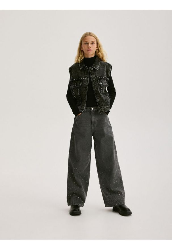 Reserved - Jeansy wide leg z cyrkoniami - szary. Kolor: szary