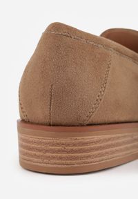 Renee - Ciemnobeżowe Mokasyny Vices z Wkładką ze Skóry Naturalnej Zdobione Łańcuszkiem Delariona. Kolor: beżowy. Materiał: skóra. Wzór: aplikacja. Obcas: na płaskiej podeszwie. Styl: elegancki #7