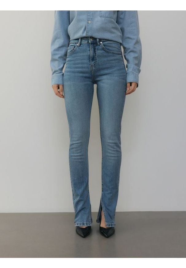 Reserved - Jeansy slim z wysokim stanem - niebieski. Stan: podwyższony. Kolor: niebieski