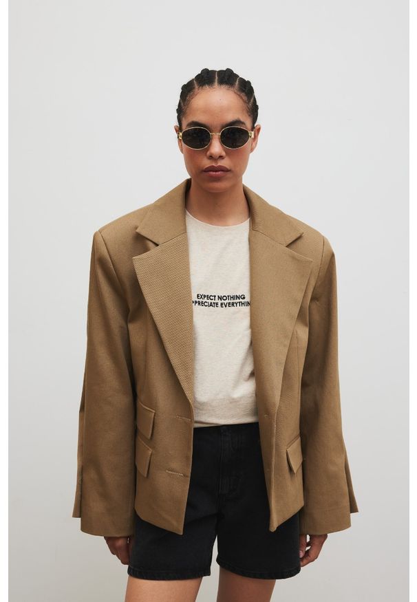 Marsala - Marynarka o prostym kroju w kolorze LIGHT KHAKI - RICHMOND-S/M. Kolor: brązowy. Materiał: poliester, jeans, bawełna, wiskoza. Długość rękawa: długi rękaw. Długość: długie. Styl: sportowy, elegancki, klasyczny