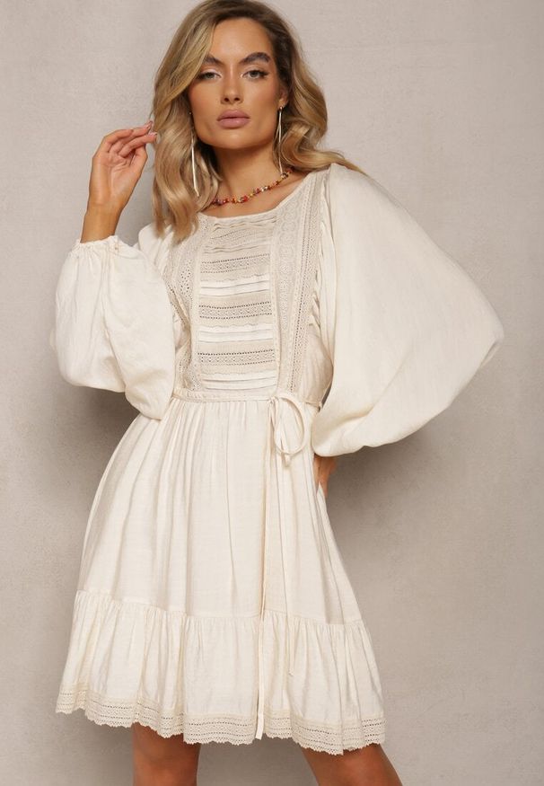 Renee - Jasnobeżowa Sukienka Boho Ozdobiona Ażurowymi Wstawkami i Koronką ze Sznurkiem w Talii Lanekade. Kolor: beżowy. Materiał: koronka. Wzór: ażurowy, aplikacja, koronka. Styl: boho