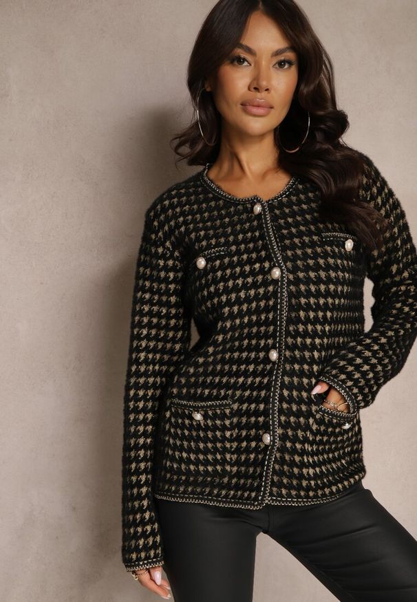 Renee - Czarny Tweedowy Kardigan w Elegancki Wzór z Ozdobnymi Guzikami Zemirae. Okazja: na co dzień, na spotkanie biznesowe, do pracy. Kolor: czarny. Materiał: jeans. Długość rękawa: długi rękaw. Długość: długie. Styl: elegancki