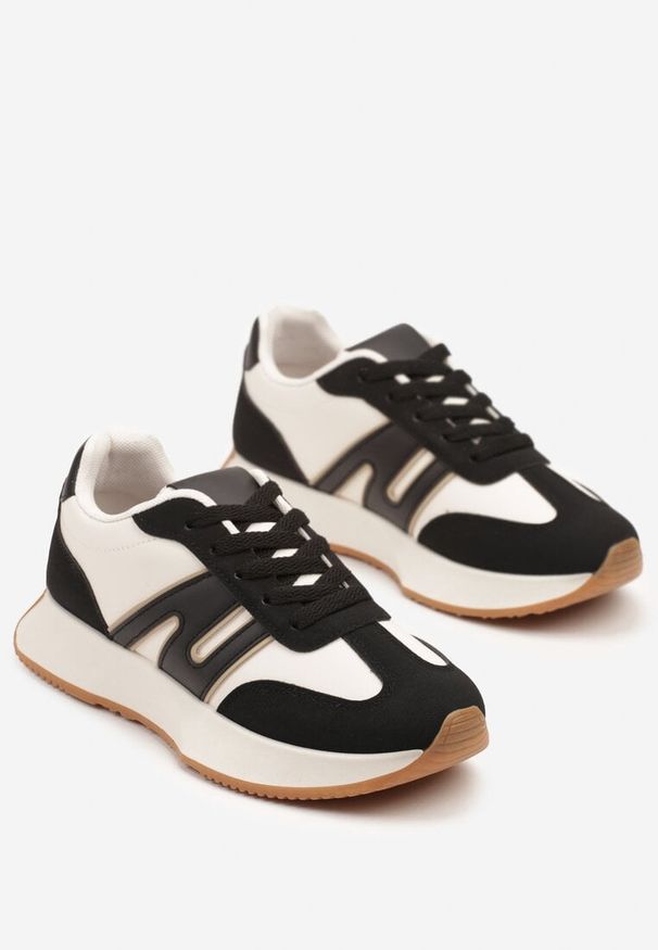 Renee - Czarne Sneakersy Ozdobione Geometrycznym Motywem Dalvisa. Okazja: na co dzień. Zapięcie: sznurówki. Kolor: czarny. Wzór: aplikacja, geometria. Obcas: na płaskiej podeszwie