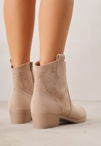 Born2be - Ciemnobeżowe Botki Ażurowe na Obcasie w Stylu Kowbojek Lalona. Okazja: na co dzień. Kolor: beżowy. Materiał: dzianina. Wzór: ażurowy. Obcas: na obcasie. Styl: casual. Wysokość obcasa: średni #5