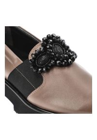 Brązowe Mokasyny Armodo Eleganckie Buty Damskie. Kolor: brązowy. Materiał: skóra. Wzór: aplikacja. Obcas: na obcasie. Styl: elegancki. Wysokość obcasa: średni #5