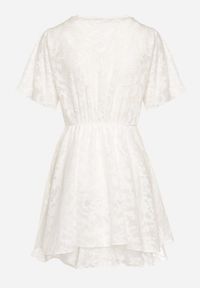 Born2be - Biała Sukienka o Rozkloszowanym Kroju z Dekoltem Zapinanym na Napy Uzimira. Okazja: do pracy. Typ kołnierza: dekolt w kształcie V. Kolor: biały. Styl: klasyczny #5