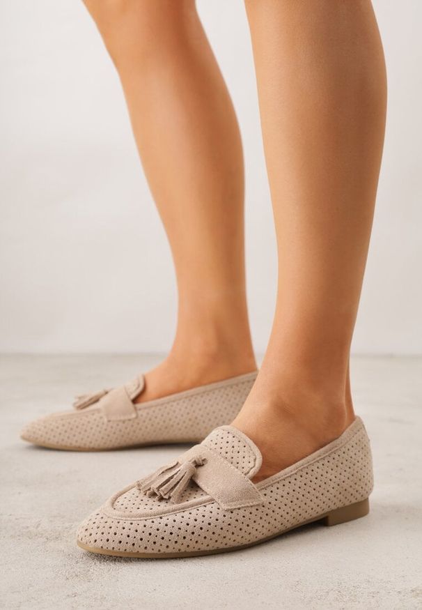 Renee - Beżowe Perforowane Mokasyny z Imitacji Zamszu Zdobione Frędzlami Vaeliane. Okazja: na co dzień. Kolor: beżowy. Materiał: zamsz. Wzór: aplikacja. Styl: casual, elegancki