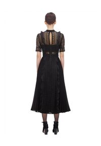 SELF PORTRAIT - Czarna koronkowa sukienka. Kolor: czarny. Materiał: koronka. Typ sukienki: plisowane, rozkloszowane. Długość: midi #5