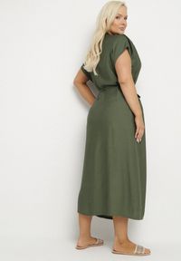 Born2be - Zielona Wiskozowa Sukienka Pudełkowa z Cienkim Paskiem i Kieszeniami Lumivorae. Okazja: na co dzień. Kolekcja: plus size. Kolor: zielony. Materiał: wiskoza. Typ sukienki: proste, dla puszystych. Styl: elegancki, casual #4