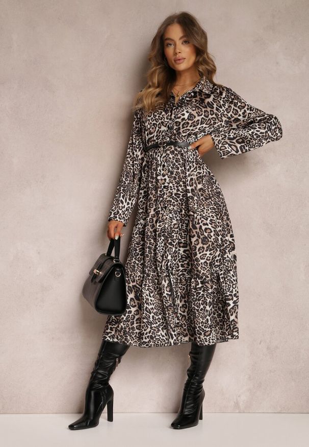 Renee - Brązowa Sukienka w Panterkę z Paskiem Antibrote. Okazja: na co dzień. Typ kołnierza: dekolt w kształcie V. Kolor: beżowy. Materiał: skóra. Długość rękawa: długi rękaw. Wzór: motyw zwierzęcy. Styl: klasyczny, casual, elegancki