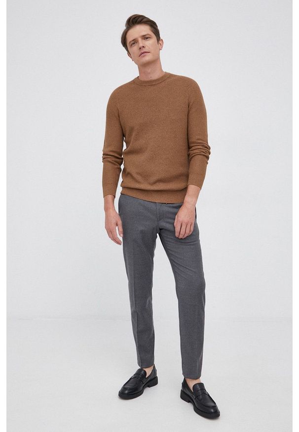 Selected Sweter męski kolor brązowy. Okazja: na co dzień. Kolor: brązowy. Materiał: materiał, bawełna. Długość rękawa: raglanowy rękaw. Styl: casual
