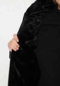 Born2be - Czarna Pikowana Kurtka o Prostym Kroju z Kapturem Avilerie. Okazja: na co dzień. Typ kołnierza: kaptur. Kolekcja: plus size. Kolor: czarny. Materiał: jeans. Styl: casual, elegancki #4