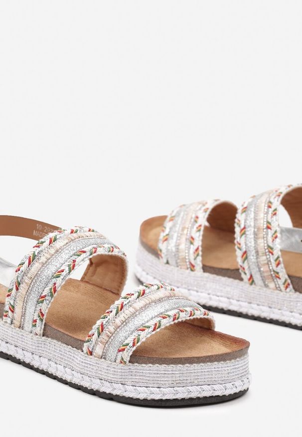 Renee - Srebrne Boho Sandały na Płaskiej Podeszwie Zapinane na Sprzączkę Ascetta. Okazja: na spacer. Zapięcie: sprzączka. Kolor: srebrny. Sezon: lato. Obcas: na płaskiej podeszwie. Styl: boho