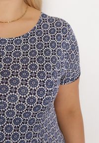 Born2be - Granatowa Wiskozowa Sukienka w Mozaikowy Wzór o Rozkloszowanym Kroju Faellina. Kolor: niebieski. Materiał: wiskoza. Sezon: lato #2