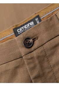 Ombre Clothing - Męskie spodnie chino REGULAR FIT z delikatną strukturą – ciemnobeżowe V2 - Rozmiar: L. Okazja: na co dzień. Kolor: beżowy. Materiał: tkanina, elastan, bawełna. Styl: klasyczny, casual