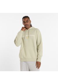 Bluza męska New Balance MT51516OVN – zielona. Typ kołnierza: kaptur. Kolor: zielony. Materiał: dresówka, bawełna, materiał, poliester. Wzór: napisy, aplikacja