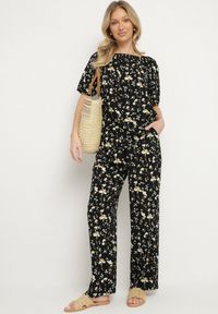 Born2be - Czarna Bluzka ze Sztucznego Jedwabiu w Kwiaty Lisanithea. Okazja: na co dzień. Kolor: czarny. Materiał: jedwab. Wzór: kwiaty. Styl: elegancki, casual