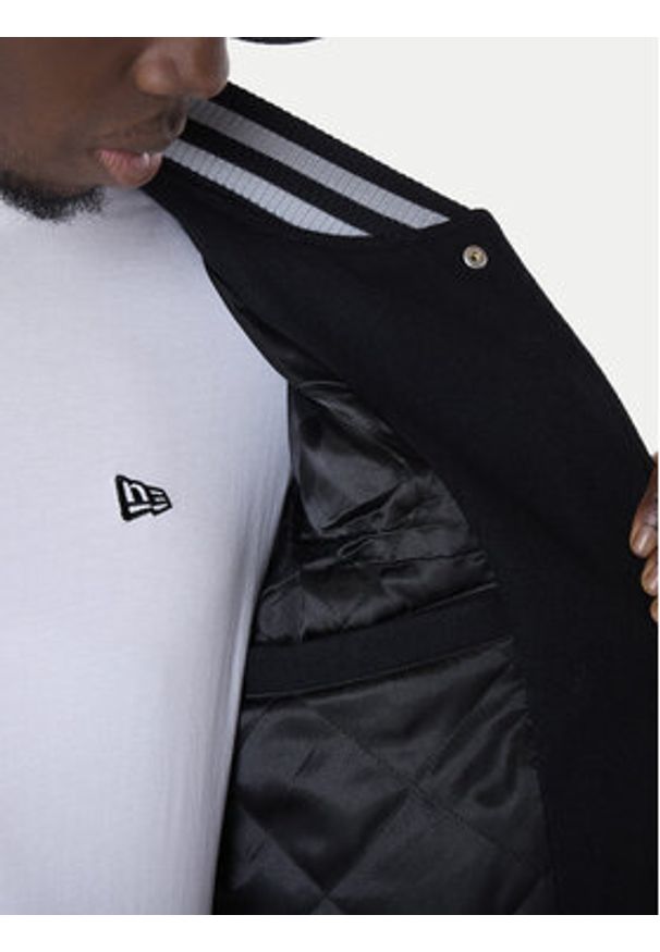 New Era Kurtka bomber New Era NFL Las Vegas Raiders Varsity 60596371 Czarny Regular Fit. Kolor: czarny. Materiał: syntetyk