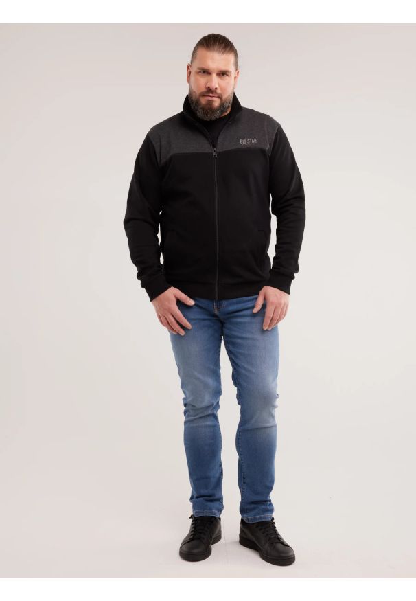 Big-Star - Bluza męska ze stójką czarna Joe 906. Okazja: do pracy, na uczelnię. Typ kołnierza: kołnierzyk stójkowy. Kolor: czarny. Materiał: jeans, tkanina, bawełna. Wzór: melanż, nadruk. Sezon: zima. Styl: klasyczny