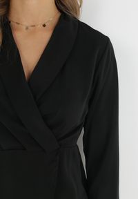 Born2be - Czarna Sukienka Tryphala. Typ kołnierza: dekolt w kształcie V. Kolor: czarny. Materiał: tkanina. Długość rękawa: długi rękaw. Wzór: gładki, jednolity, aplikacja. Typ sukienki: kopertowe. Styl: klasyczny. Długość: mini #4