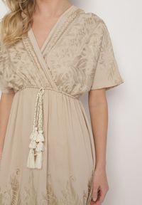 Born2be - Beżowa Kopertowa Sukienka z Wiskozy Ozdobiona Frędzlami Redare. Okazja: na co dzień. Typ kołnierza: dekolt w serek. Kolor: beżowy. Materiał: wiskoza. Wzór: aplikacja. Typ sukienki: kopertowe. Styl: casual, klasyczny, boho #6