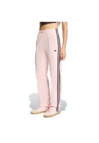 Adidas - Spodnie damskie adidas Originals Firebird Classic KC6562 - różowe. Kolor: różowy. Materiał: materiał, tkanina, dresówka, poliester. Wzór: paski, aplikacja. Sezon: lato #1