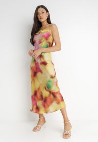 Born2be - Żółta Sukienka Fymias. Kolor: żółty. Materiał: satyna. Długość rękawa: na ramiączkach. Wzór: nadruk. Styl: klasyczny. Długość: maxi #3