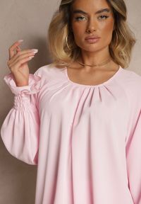 Renee - Różowa Bluzka Ozdobiona Marszczeniem Emirana. Okazja: na co dzień. Kolor: różowy. Materiał: jeans. Długość rękawa: długi rękaw. Długość: długie. Wzór: aplikacja. Styl: klasyczny, casual #3