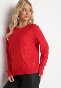Born2be - Czerwony Sweter z Tłoczonym Wzorem w Ornamentalnym Stylu Mariot. Okazja: na co dzień. Kolor: czerwony. Styl: casual #4