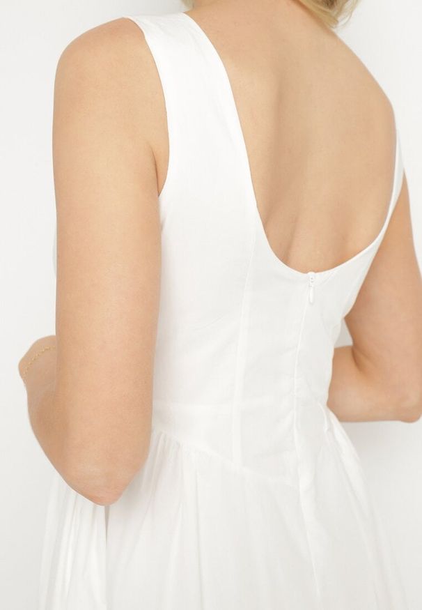 Born2be - Biała Sukienka Bawełniana o Rozkloszowanym Fasonie z Dekoltem Łódką i Kieszeniami Elenira. Typ kołnierza: dekolt w łódkę. Kolor: biały. Materiał: bawełna. Typ sukienki: rozkloszowane. Styl: elegancki