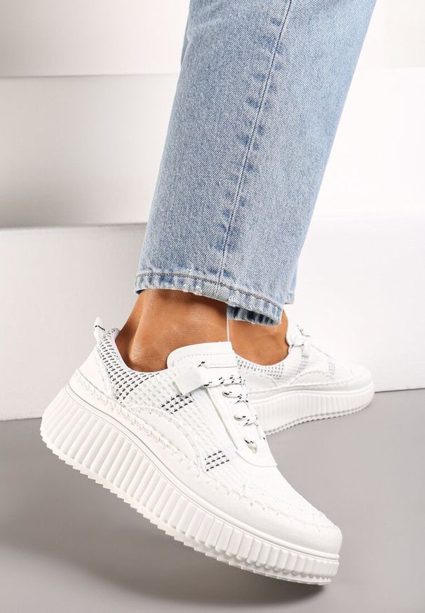 Renee - Białe Casualowe Sneakersy z Wiązaniem na Wzorzystej Grubej Podeszwie Aniata. Okazja: na co dzień. Nosek buta: okrągły. Zapięcie: sznurówki. Kolor: biały. Materiał: materiał. Obcas: na obcasie. Wysokość obcasa: niski