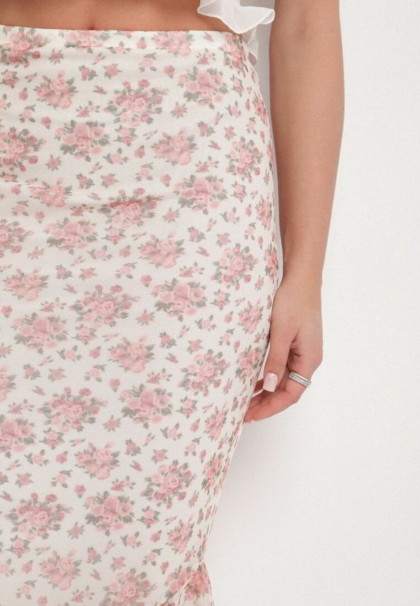 Born2be - Biało-Różowa Spódnica o Dopasowanym Kroju Zdobiona Falbanką Efririsse. Okazja: na co dzień. Kolor: biały. Wzór: aplikacja. Styl: casual, klasyczny