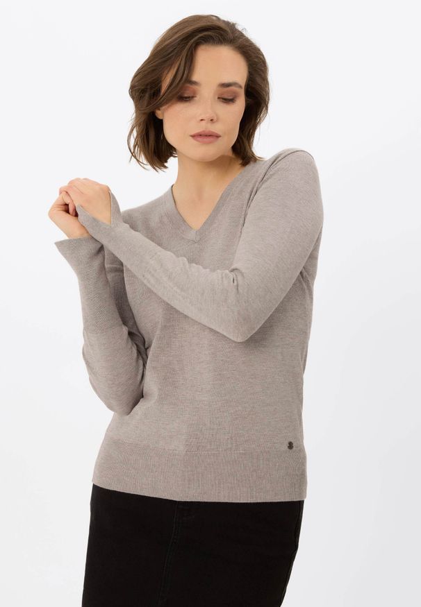 Volcano - Sweter z dekoltem w serek S-NELI. Typ kołnierza: dekolt w serek. Kolekcja: plus size. Kolor: beżowy. Materiał: prążkowany, dzianina. Wzór: gładki. Styl: elegancki