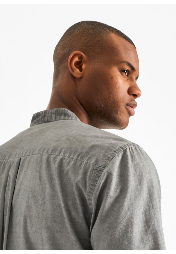 bonprix - Koszula z krótkim rękawem, z efektem wytarcia. Typ kołnierza: kołnierzyk stójkowy. Kolor: szary. Długość rękawa: krótki rękaw. Długość: krótkie. Styl: vintage
