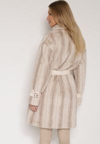 Born2be - Jasnobeżowy Futrzany Płaszcz z Wiązanym Paskiem i Ozdobnymi Sprzączkami Felryna. Okazja: na co dzień. Kolor: beżowy. Materiał: futro. Styl: klasyczny, casual, elegancki #8
