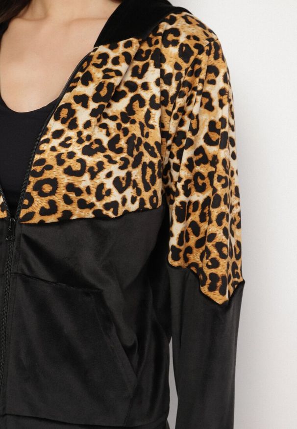 Born2be - Czarny Welurowy Komplet Dresowy ze Zdobieniami w Panterkę Bluza i Spodnie Koriaressa. Kolor: czarny. Materiał: dresówka, welur. Wzór: aplikacja, motyw zwierzęcy. Sport: turystyka piesza