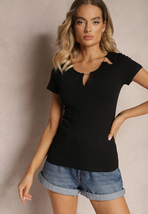 Renee - Czarna Bluzka z Prążkowanej Bawełny z Łańcuszkiem i Głębokim Dekoltem Senarifa. Kolor: czarny. Materiał: prążkowany, bawełna