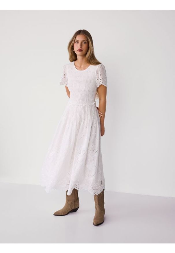 Reserved - Bawełniana sukienka z ażurowym wzorem - złamana biel. Materiał: bawełna. Wzór: ażurowy