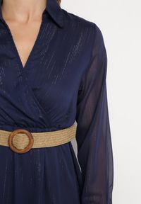 Born2be - Granatowa Sukienka z Kopertowym Dekoltem i Plecionym Paskiem Dirmi. Kolor: niebieski. Materiał: materiał. Typ sukienki: kopertowe #5