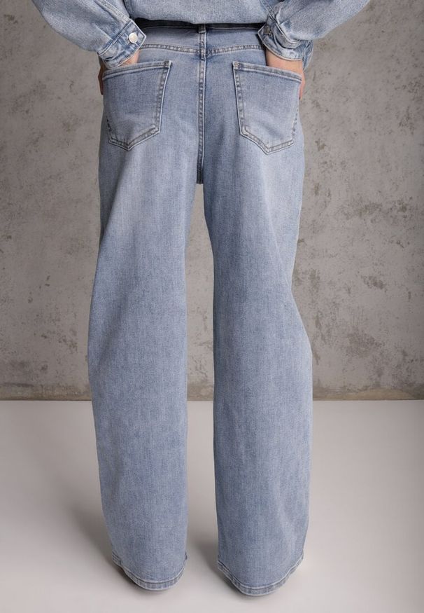 Renee - Niebieskie Jeansy Szerokie z Bawełny High Waist Ozdobione Perełkami i Wycięciami Nenelsea. Okazja: na co dzień. Stan: podwyższony. Kolor: niebieski. Wzór: aplikacja. Styl: casual