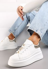 Renee - Biało-Złote Sneakersy na Grubej Podeszwie Celessi. Kolor: biały. Materiał: jeans #1