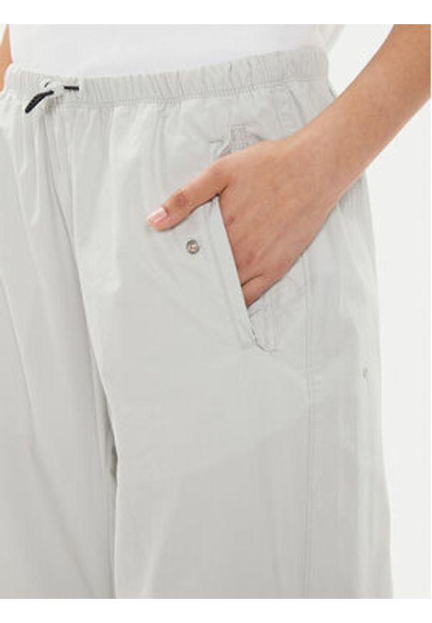 Converse Spodnie materiałowe W Parachute Pant 10026399-A02 Biały Loose Fit. Kolor: biały. Materiał: bawełna