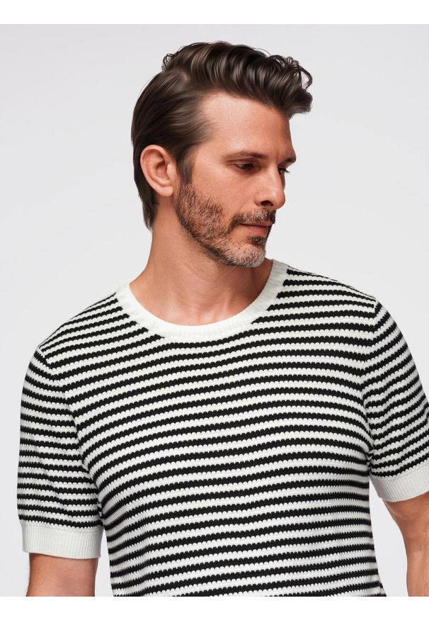 Ombre Clothing - Dzianinowy t-shirt męski w marynarskie paski z ażurowym splotem – czarno-biały V1 - Rozmiar: XL. Okazja: na spacer. Kolor: czarny. Materiał: dzianina. Długość: krótkie. Wzór: paski, ażurowy, ze splotem. Sezon: lato. Styl: elegancki