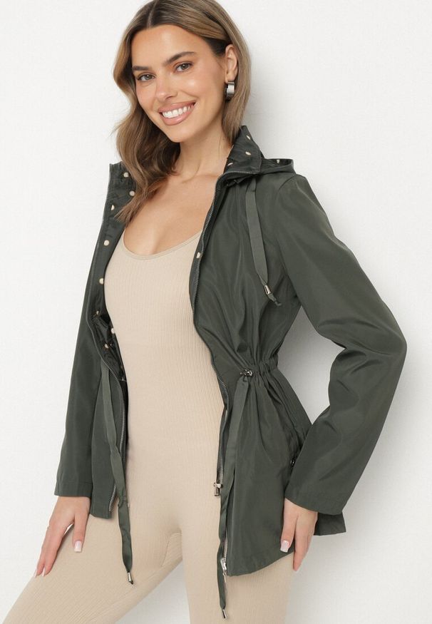 Born2be - Ciemnozielona Kurtka Parka Dwustronna ze Ściągaczem w Talii i Kapturem Tillisaya. Okazja: na co dzień. Kolor: zielony. Materiał: jeans. Sezon: jesień, wiosna. Styl: elegancki, casual