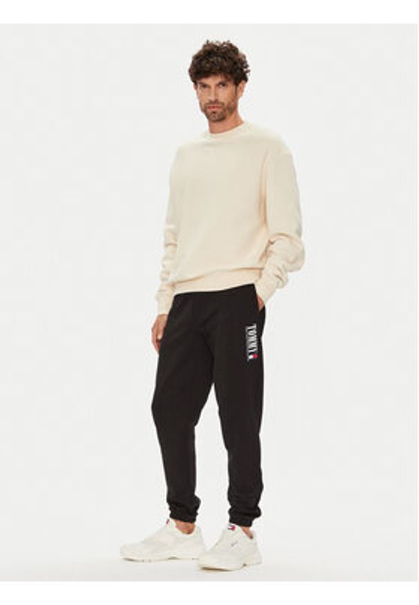 Tommy Jeans Spodnie dresowe Dna Graphic DM0DM22145 Czarny Slim Fit. Kolor: czarny. Materiał: bawełna