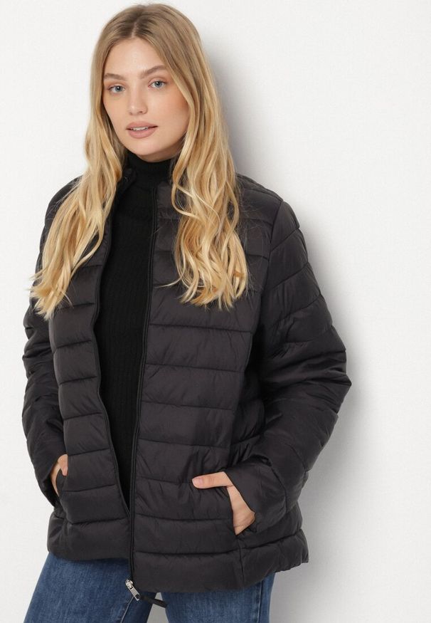 Born2be - Czarna Pikowana Kurtka o Prostym Kroju z Niską Stójką Zeniva. Okazja: na co dzień, na spacer. Typ kołnierza: kołnierzyk stójkowy. Kolekcja: plus size. Kolor: czarny. Materiał: dzianina, jeans. Styl: casual