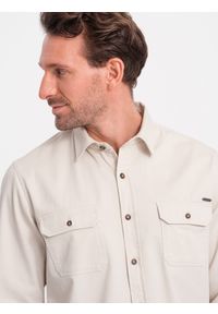 Ombre Clothing - Koszula męska bawełniana REGULAR FIT z kieszeniami zapinanymi na guziki - oliwkowa V4 OM-SHCS-0146 - XXL. Kolor: oliwkowy. Materiał: bawełna. Długość rękawa: długi rękaw. Długość: długie. Wzór: aplikacja #5