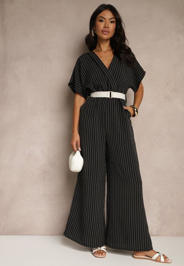 Renee - Czarny Kopertowy Kombinezon z Nietoperzowymi Rękawami i Paskiem Tollamira. Okazja: na co dzień. Kolor: czarny. Styl: elegancki, casual